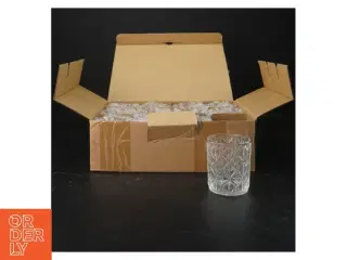 Sæt med 12 drikkeglas (str. 12 styk. ø. 5,5 cm. længde. 6,5 cm)