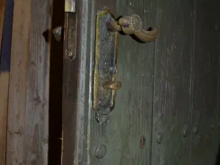Facadedør med messing håntag og jernramme i dør 