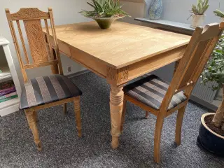 Spisebord  med 6 stole