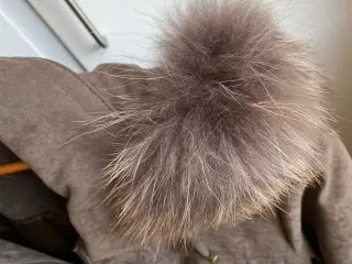 Damefrakke m/ægte pels på hættekant
