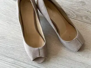Flotte beigefarvede pumps.