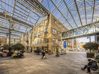 Velbeliggende butikslejemål med stort kundeflow overfor Normal