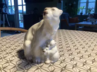 Isbjørn med unger, figur fra Lyngby porcelæn.