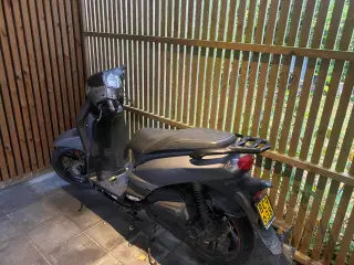 PEUGEOT scooter 