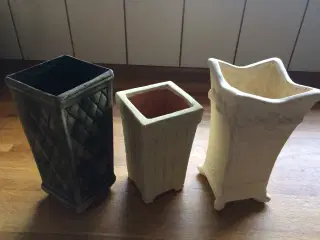 4 kantede vaser med 4 små ben