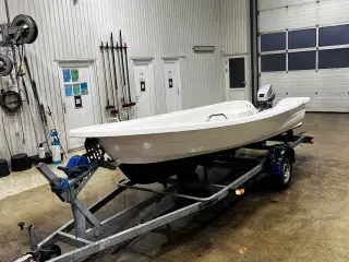 Jolle med 15 hk mariner motor og trailer