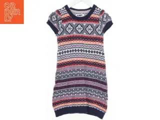 Strikket kjole med mønster fra Logg (str. 122)