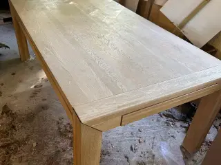 Massivt Spisebord