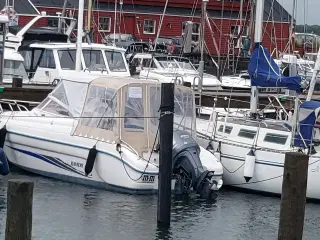Fin kabinebåd med næsten ny Yamaha 225hk outboard