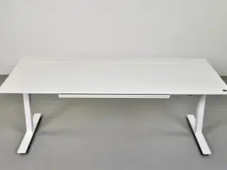 Hæve-/sænkebord med hvid plade, hvidt stel og penneskuffe, 180 cm.