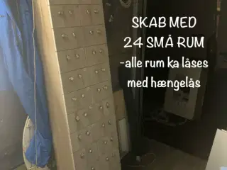 Skab med 24 rum