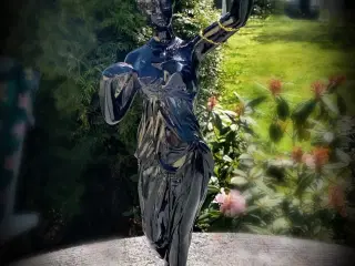 * Eris, græsk gudinde med fakkel - i meget massivt