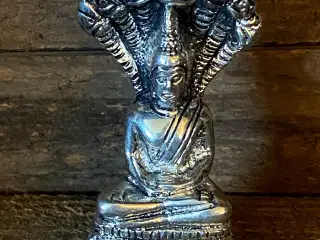 * Lille Buddha siddende på en slange