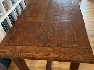 Spisebord i mørkt træ