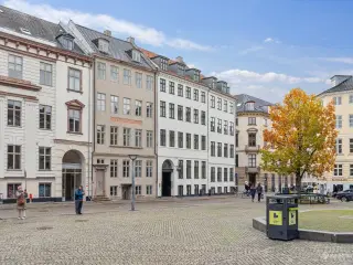 Flot og indbyende kontor midt på Nytorv