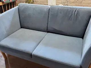 to personers blå sofa