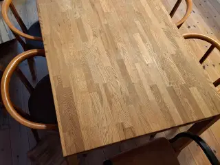 Spisebord i egetræ. Fletstole i egestræ