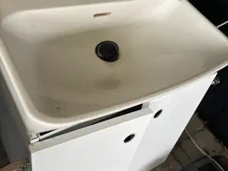 Vaskeskab med vask og armatur