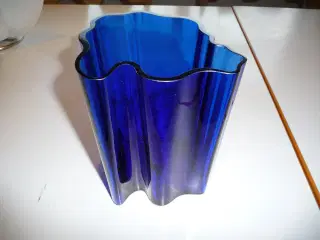 mørk blå glas vase