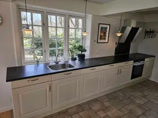 Charmerende landligt køkken med massiv granitbordp