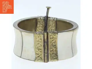 Armbånd i ben og metal (str. Ø 5 komma 9 cm)