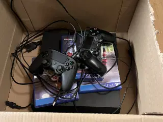 PS4 slim med en trådløs og en kablet controller