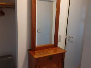 Skab og spejl.