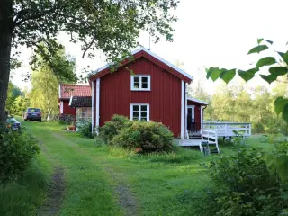 Ødegårdsperle i Hallandskoven,  med 3 minutter til fiske sø og 5 minutters kørsel til badesø.