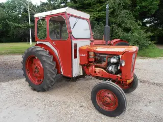 Volvo 400 Buster traktor . 