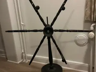 Gammel garnvinde i sort træ