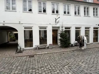 Attraktivt og synligt butikslokale midt i Latinerkvarteret