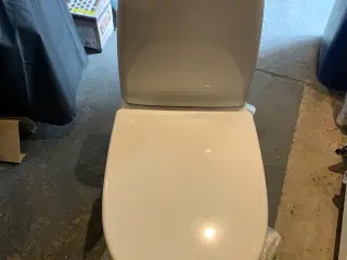 Hvidt toilet incl. toiletbræt