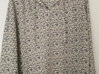 Blomstret bluse 