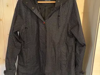 Blæst regnfrakke dækges