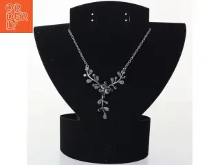 Sølvfarvet halskæde med bladvedhæng (str. 49 cm)