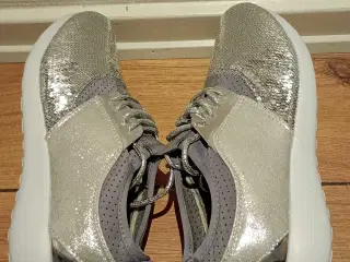 Damesneakers, KELSI, str. 6 eller 39. Ubrugt.