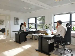 Flerbrugerejendom m. kantine. reception og gratis parkering