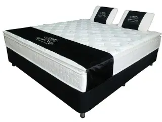 Luka Design dobbeltseng med 2stk.  latex puder. Sengen måler 180x200cm.