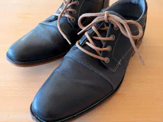 Sko blå med brune detaljer 