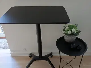 Speak talerstol i sort brugt som hæve/sænkebord
