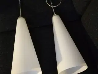 Hængelampe med 2 mælkehvide glasskærme. 