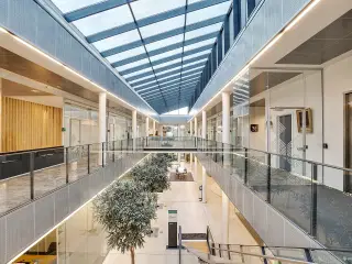 Topmoderne multibrugerhus med kantine