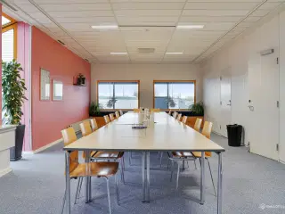 Godt kontor til 6 personer