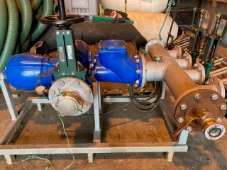 Stor Danpump kloak pumpe med 4 tilgange og rør