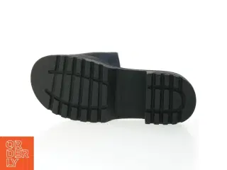 Sorte plateau-slides fra Asos (str. 42)