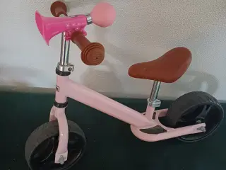 Løbe cykel i lyserød 