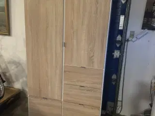 Klædeskab