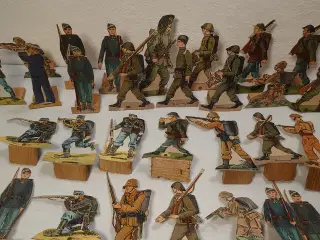 100stk soldater i pap på træfod. 6-10cm.Ca 1945-50