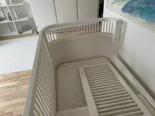 Sebra seng i Hvid. Madrasser medfølger.