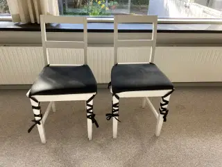2 flotte gamle stole med hynde sælges billigt